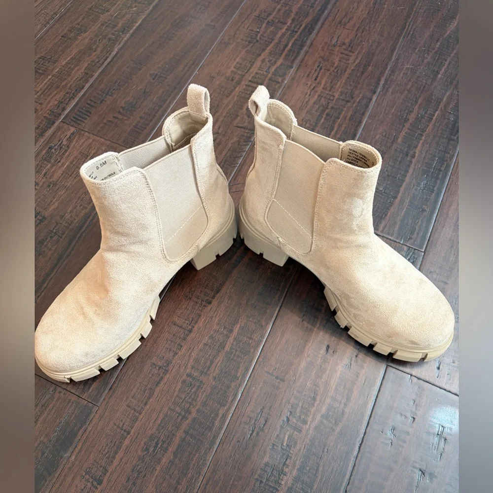 Madden girl tan chunky 90’s platform Tessa Chelsea boots